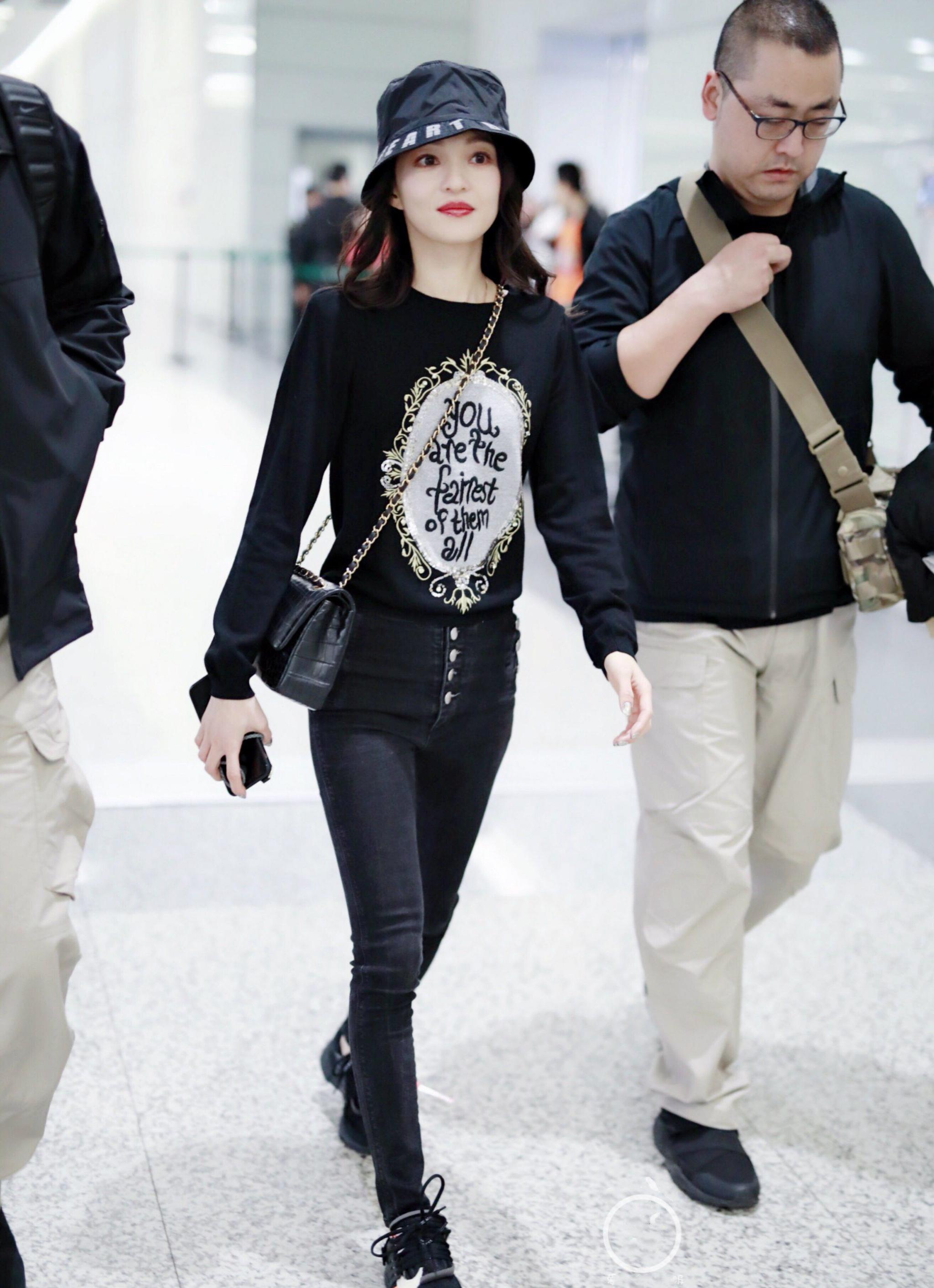 张韶涵86斤一身骨架,10颗扣的紧身裤都塞不满,我穿系不上吧