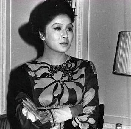 她是最美"第一夫人",贪污百亿,每天花4000万令人咋舌!