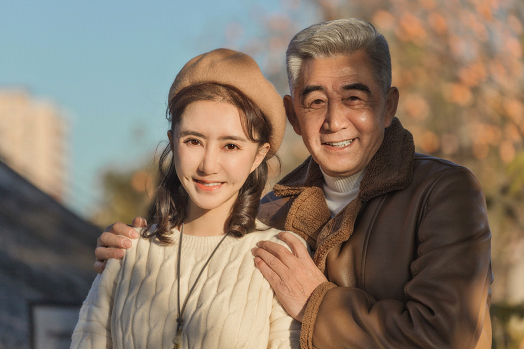 演员梁国荣梁晶晶父女秋日写真曝光画面尽显温暖