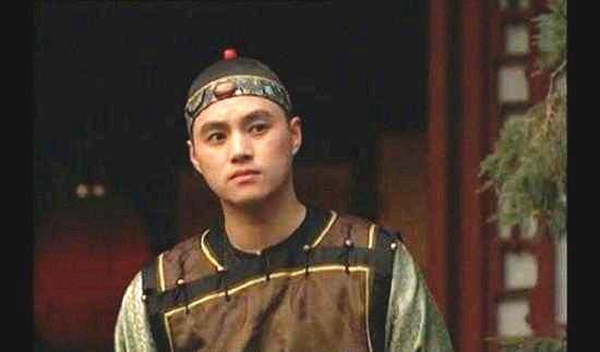 刘墨林伤心极了,心里一直憋着火,于是呢,他在官场混的也越来越圆滑