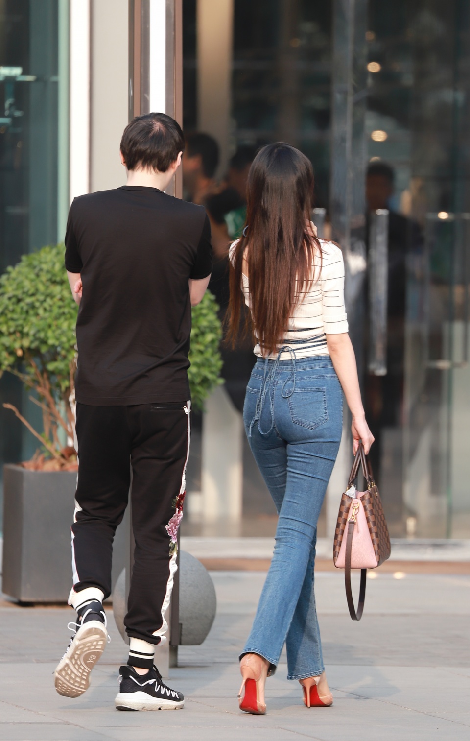 街上捕获九枚背影你的目光会停留在谁身上