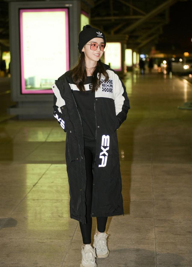 陈赫真有眼光哈妮克孜穿宽松卫衣大玩下衣失踪曲腿一坐美极了