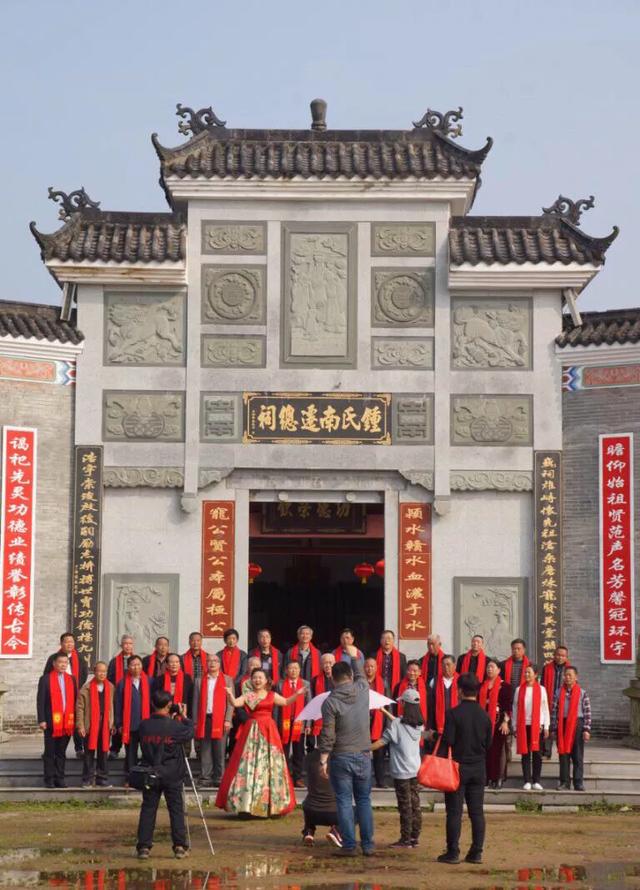 各地的钟氏宗亲代表,纷纷来到钟姓发源地河南长葛钟繇文化园参加拍摄