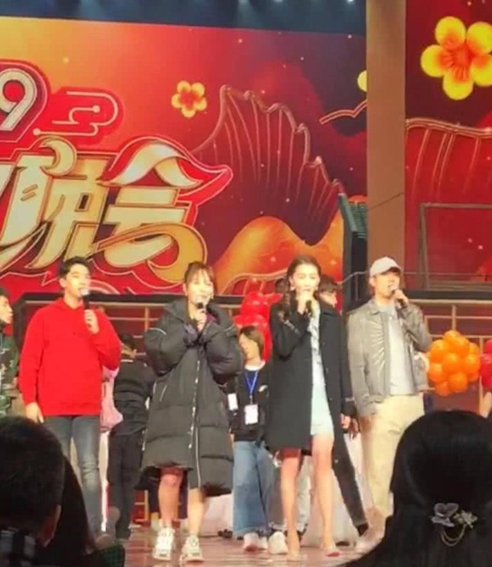 杨紫关晓彤春晚彩排,腿围对比,杨紫受伤,网友