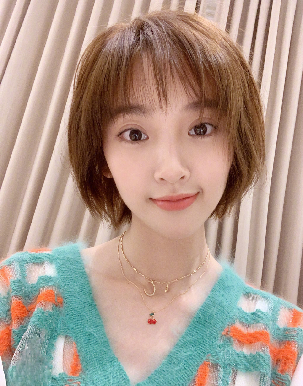 30岁唐艺昕剪短发嫩回18岁少女,烫卷发却显老10岁,还是短发好看