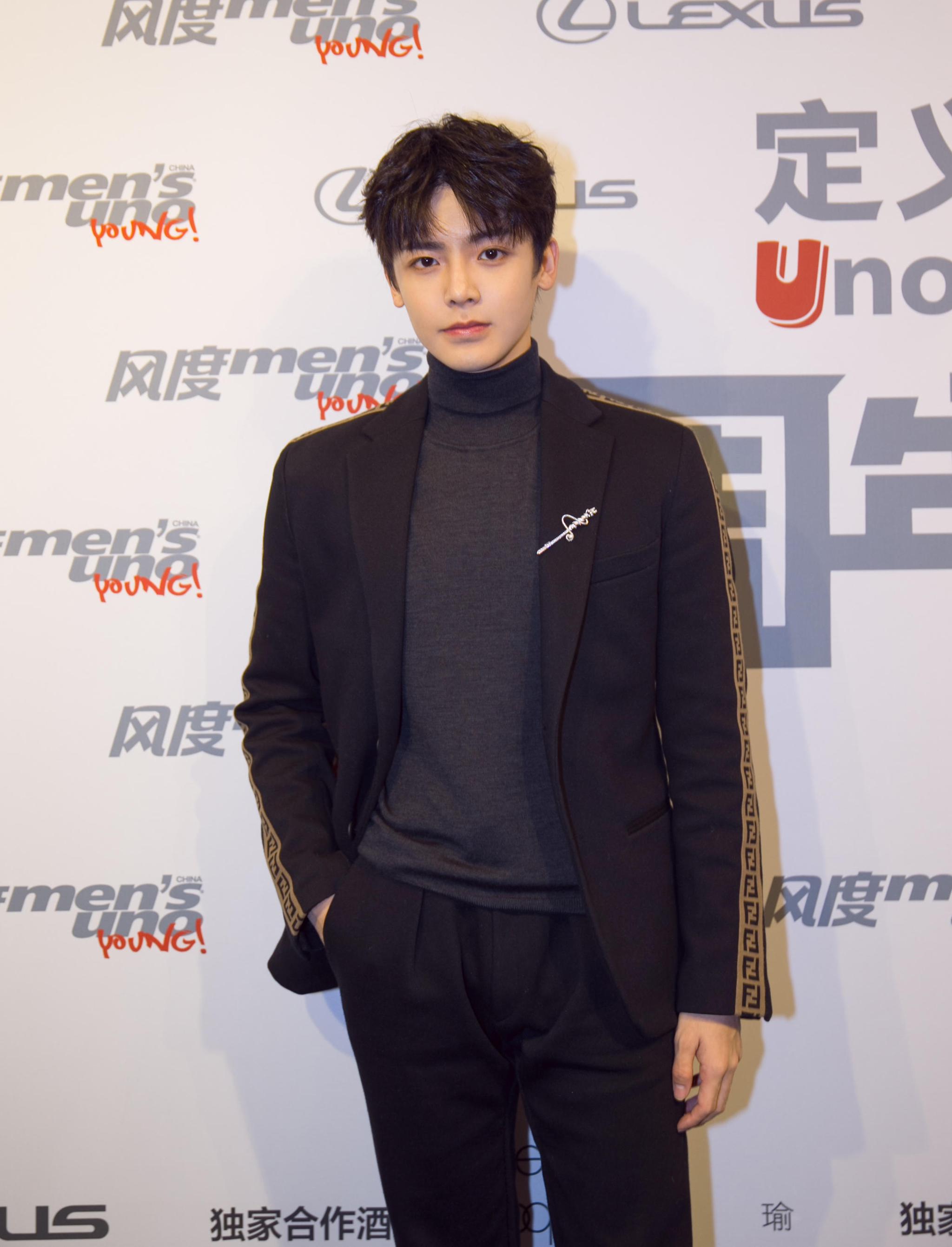 当晚,侯明昊一身黑色休闲西装亮相红毯,举手投足间尽显少年魅力.