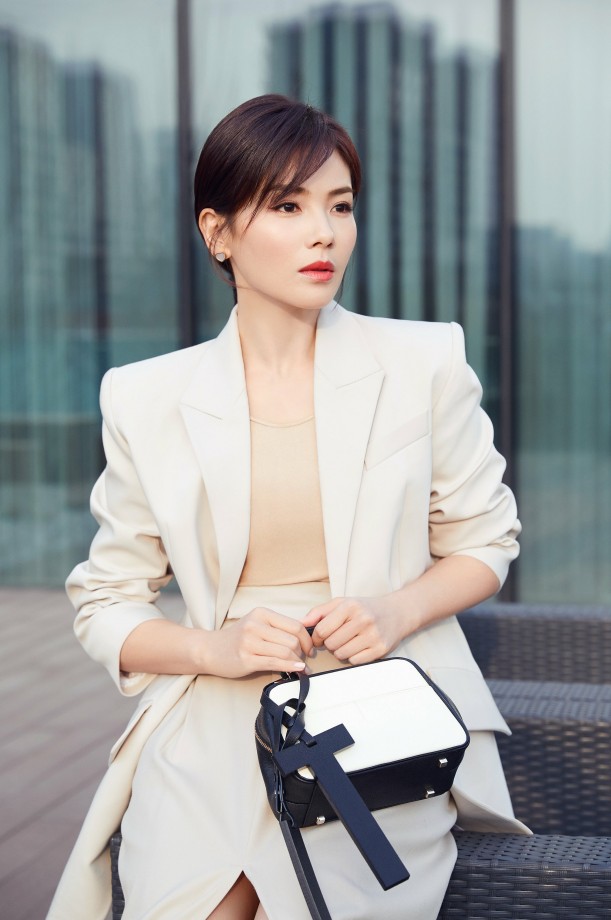 溜肩的衣服已经out,刘涛"直角肩"西装 "山峰裙"气场满分