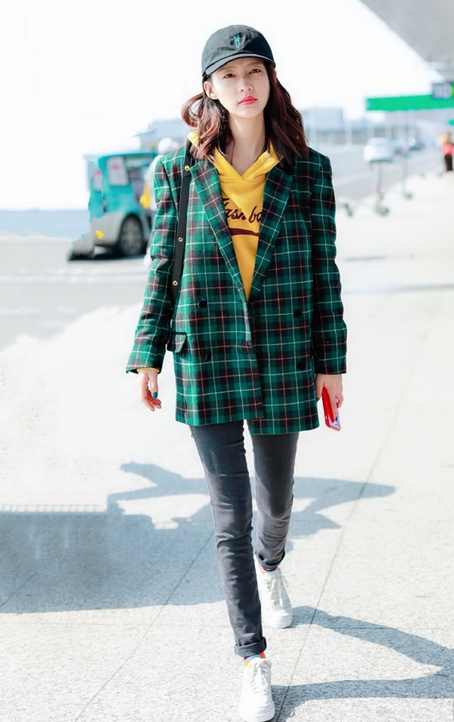 李沁现身机场,清爽打扮惊艳路人,网友:难得有看着舒服的艺人
