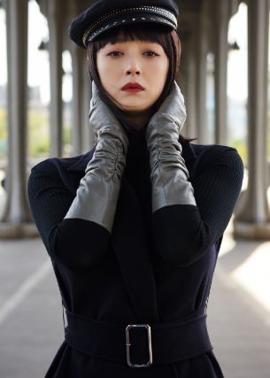 华妃蒋欣越来越会穿了,黑色短裤搭配红色长靴,性感迷人