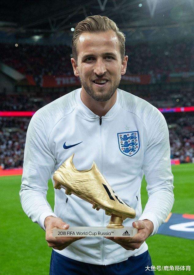 凯恩与小球迷共同举起金靴奖