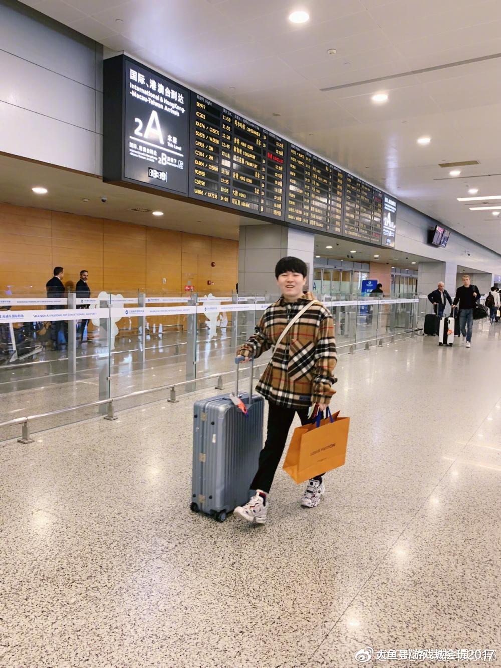 rookie现身上海机场 全身名牌被水友调侃带女装和狗粮回来