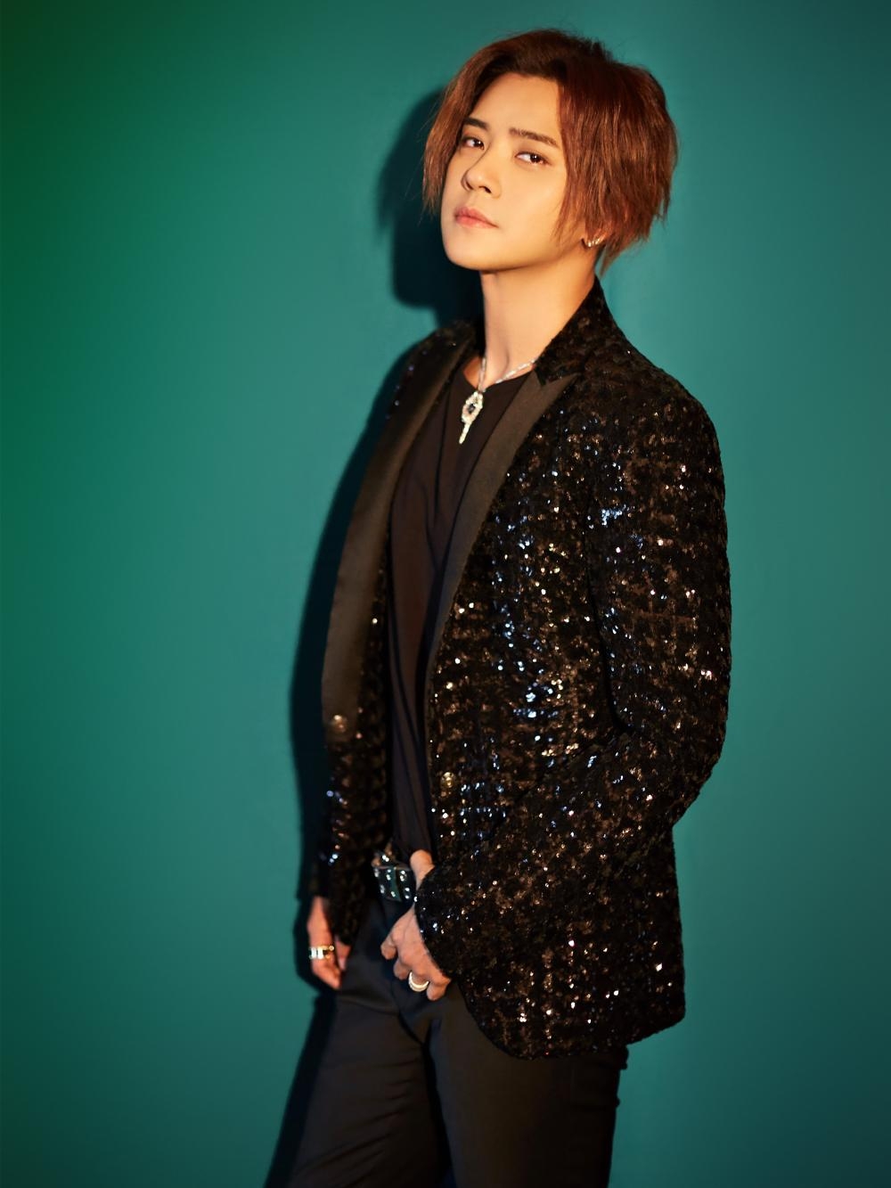 罗志祥不服老学年轻人弄脏辫戴泳镜上台居然意外好看