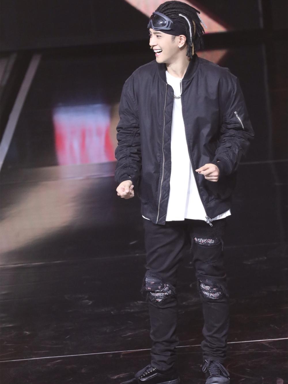 罗志祥的脏辫还弄成大背头的造型,就很有自己的独特想法,其实不管年纪