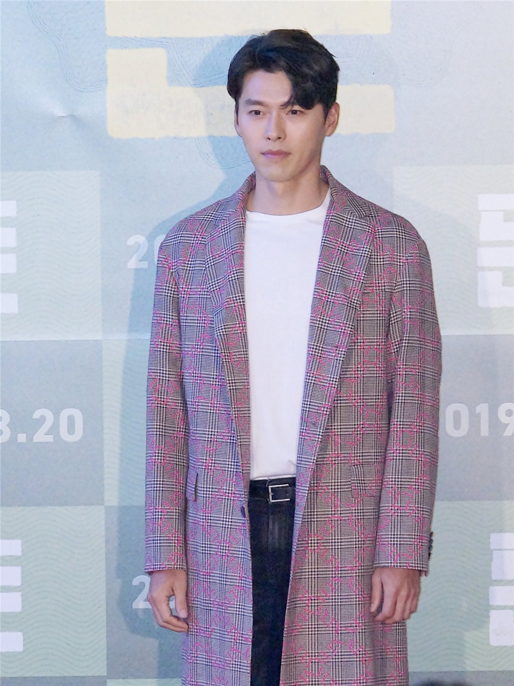 玄彬又帅了,白t配长大衣轻松穿出型男范,身高184cm真不是吹的