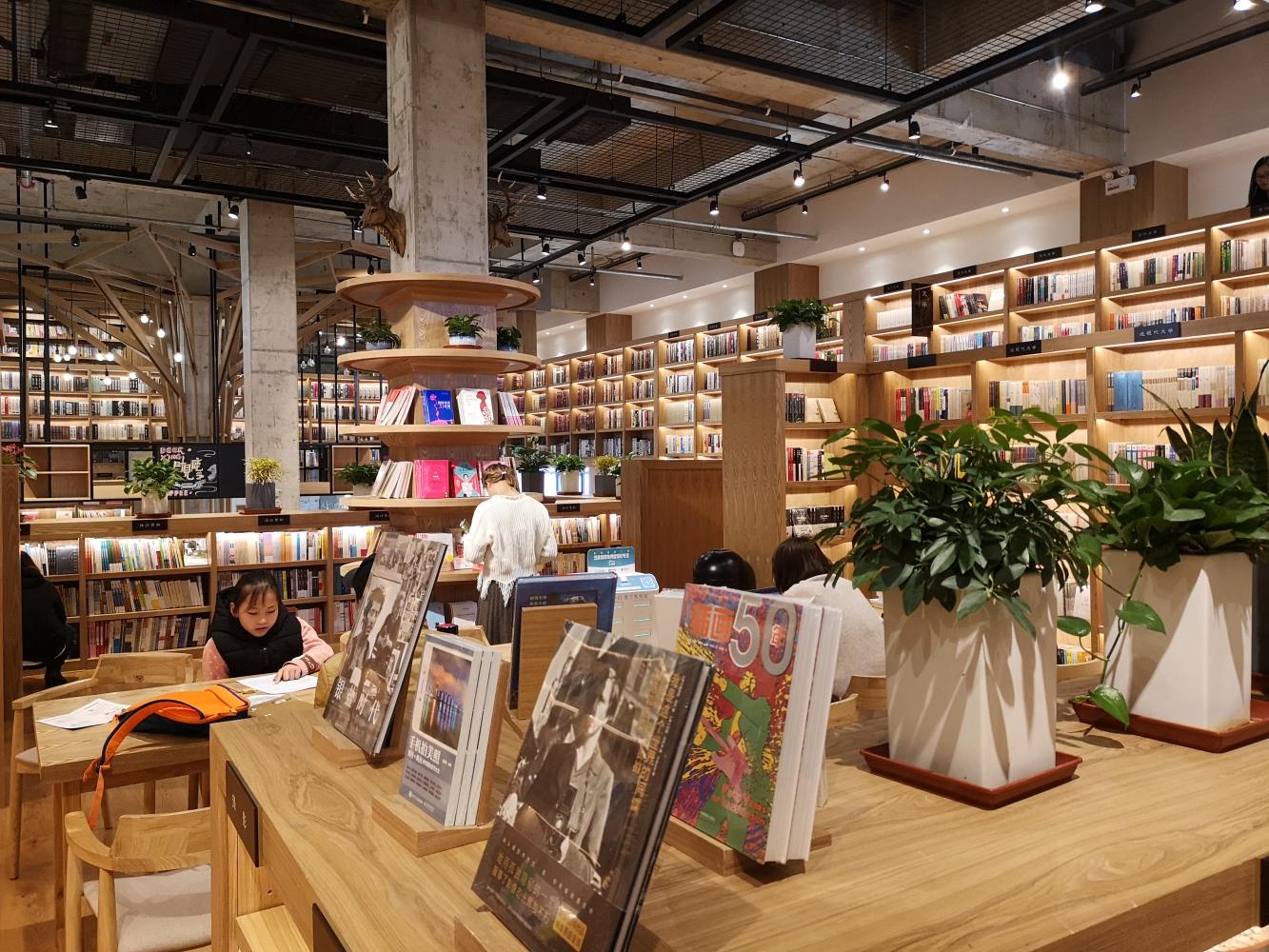 探访"时见鹿书店",这里环境优美,武汉又多了一处打卡地