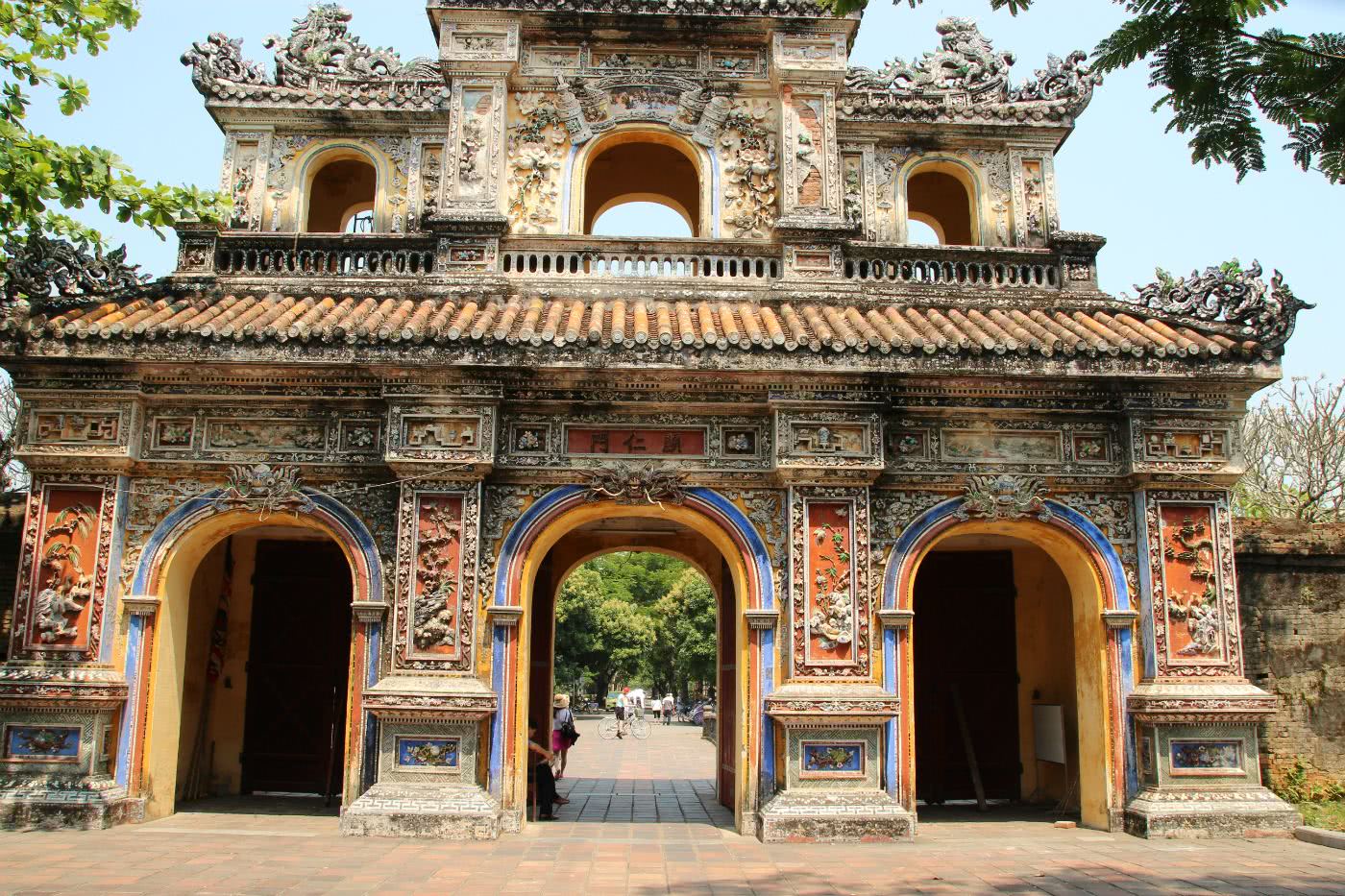 越南古建筑上的文字,中国游客一眼就能看懂,当地人却表示不认识