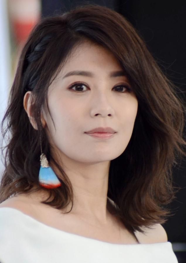 精修美如画,未修图却尽显老态贾静雯难道只能活在ps的世界中?