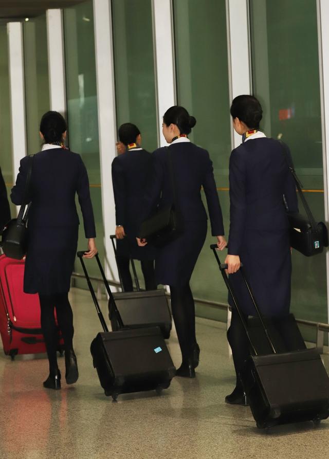 机场街拍:下飞机时遇到几枚空姐,你喜欢欣赏吗?