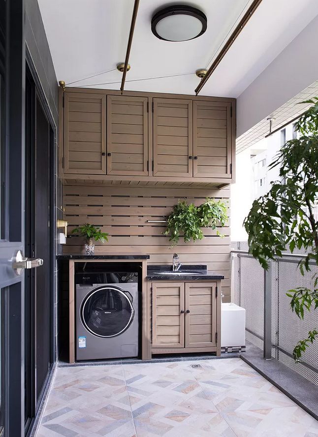 嵌入式阳台吊柜设计,省去部分空间,墙壁马赛克砖点缀更加出彩.