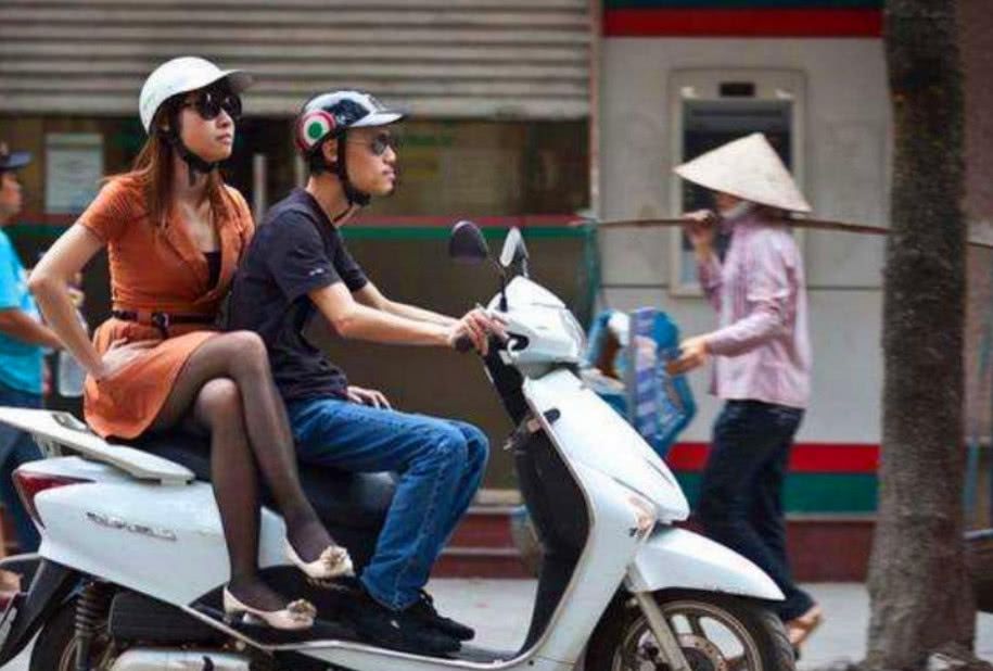 一个美女喜欢骑摩托车的国家!男人没有摩托车就娶不到老婆