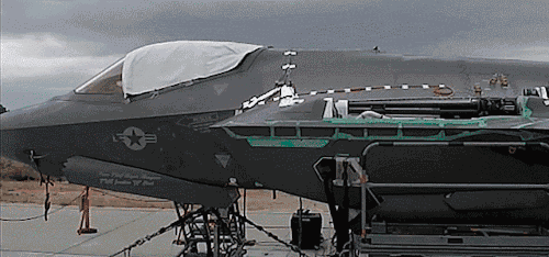 专家批评歼20没机炮,不适合空战,军迷:傻瓜才近距离格斗