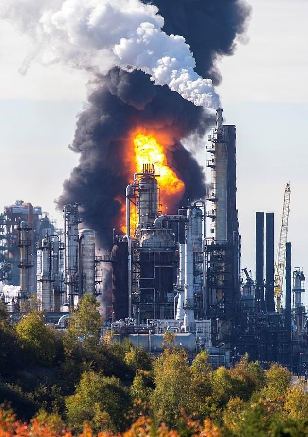 加拿大最大炼油厂大爆炸,浓烟滚滚火焰足有30米高