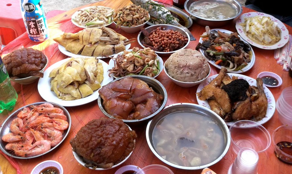 实拍农村富豪乔迁新居别墅外摆68桌酒席海鲜野味免费吃3天