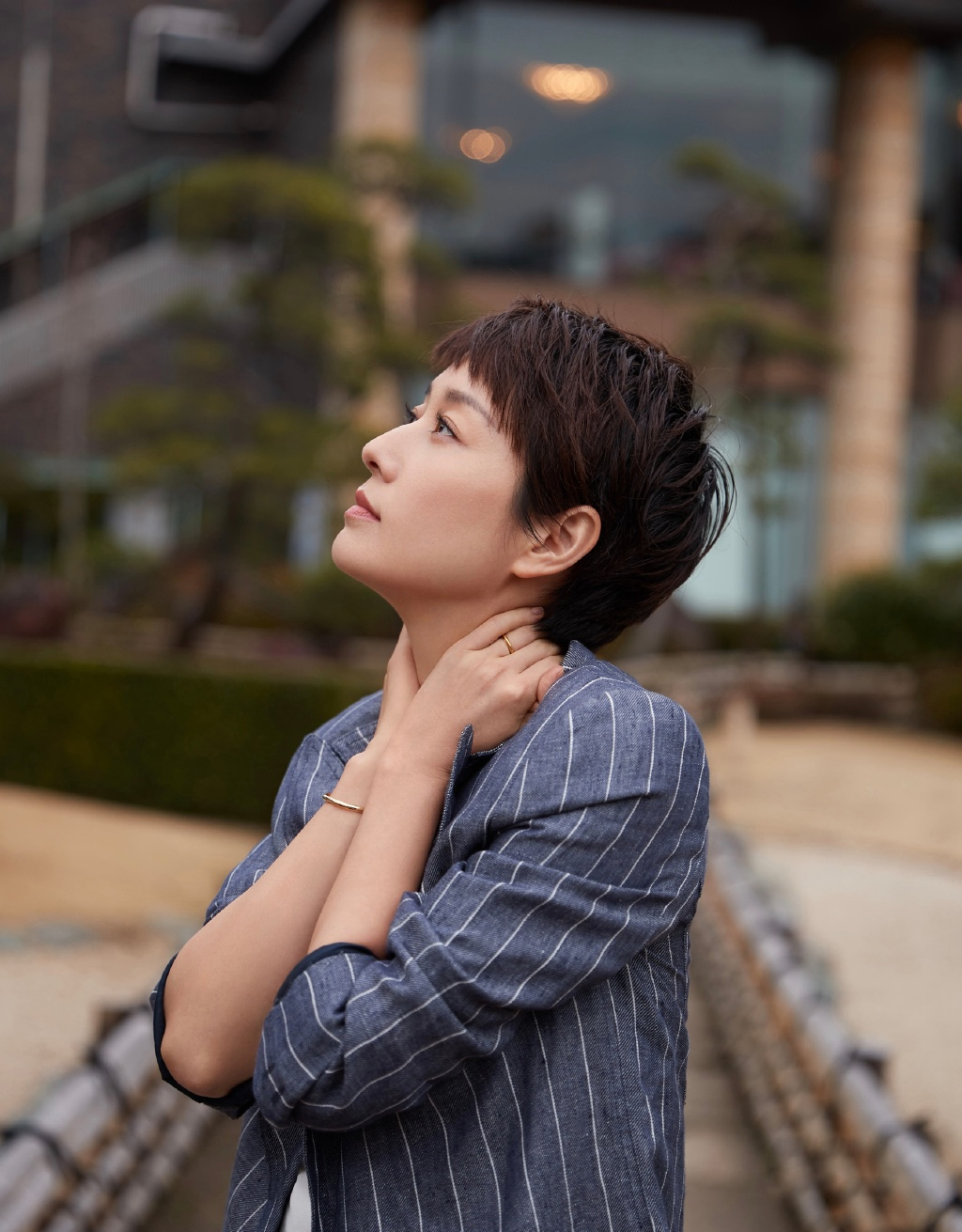 马伊琍终于又换回短发,43岁嫩回20岁,网友:本人比罗子君还好看