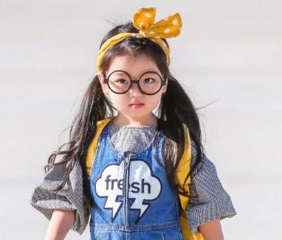 6岁年赚百万,全家要靠她养活,冒着大雨拍戏父母却在旁边玩手机