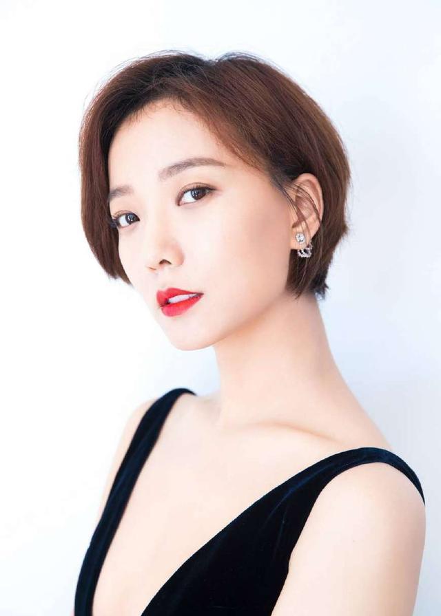 短发,长发的她真的是太土气了,连我都看不下去了,这哪里是一个明星的