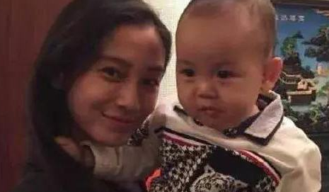 黄晓明2岁儿子近照曝光长相惹争议网友活脱脱的照妖镜