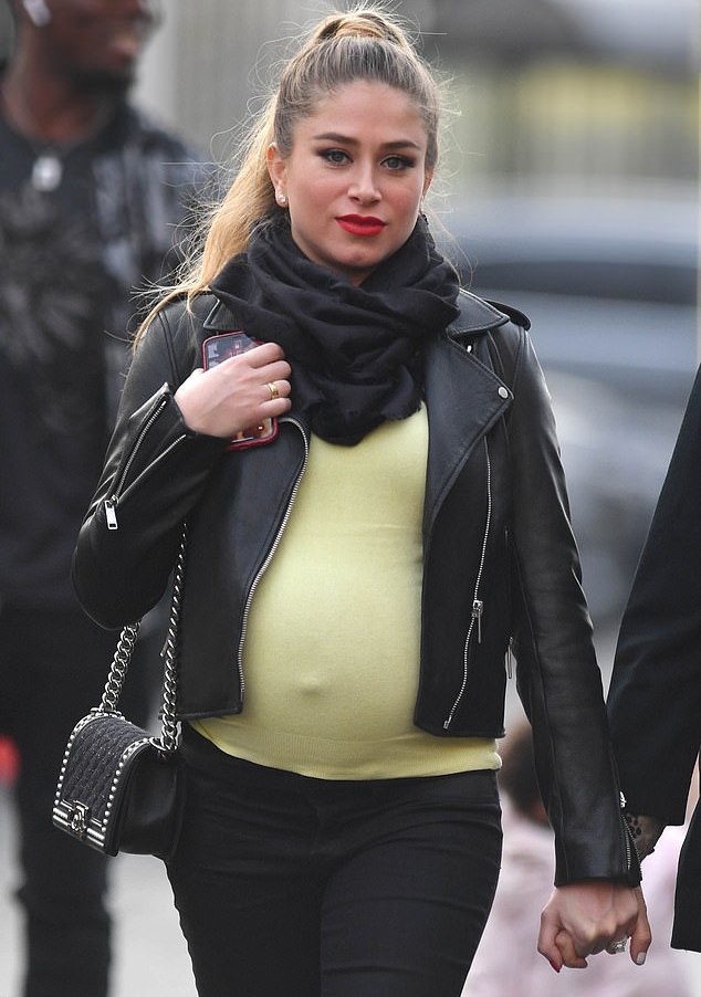 博格巴当爸爸了?街头被拍,模特女友孕肚消失,曼联传奇向他道喜