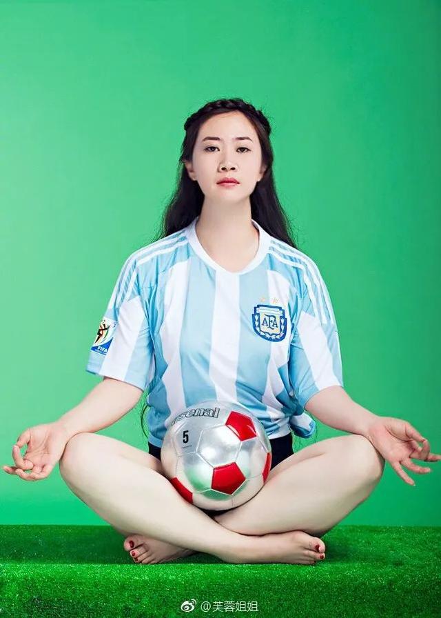 芙蓉姐姐原来喜欢阿根廷队 穿球衣拍写真最后那个动作高难度