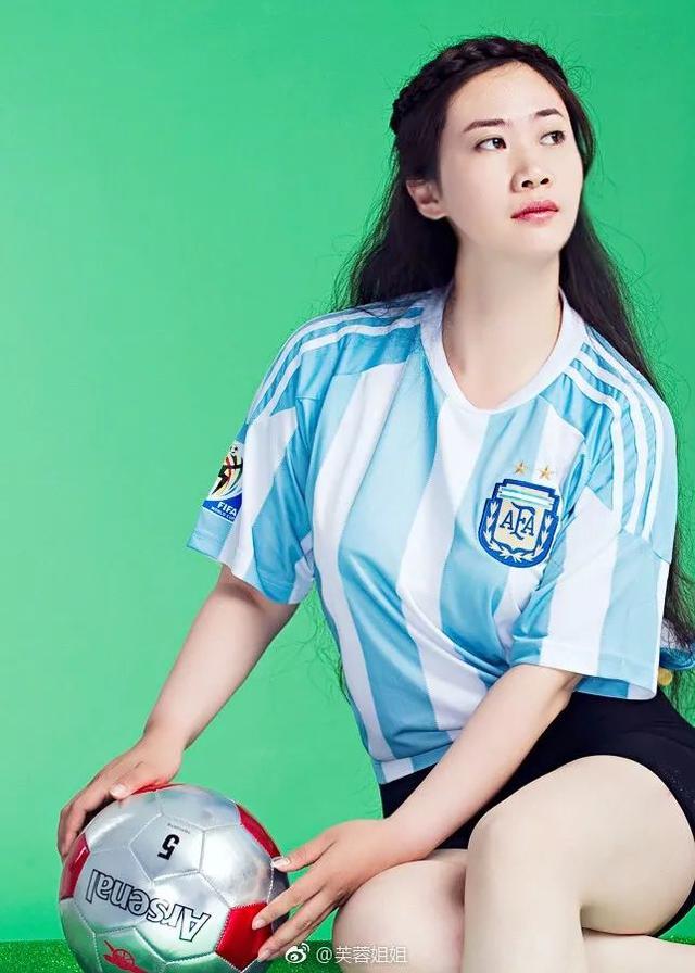 芙蓉姐姐原来喜欢阿根廷队 穿球衣拍写真最后那个动作高难度