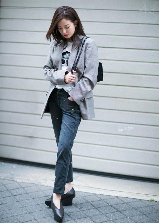 赵薇现身机场,大红针织衫搭毛边牛仔裤,42岁辣妈直接美回24!