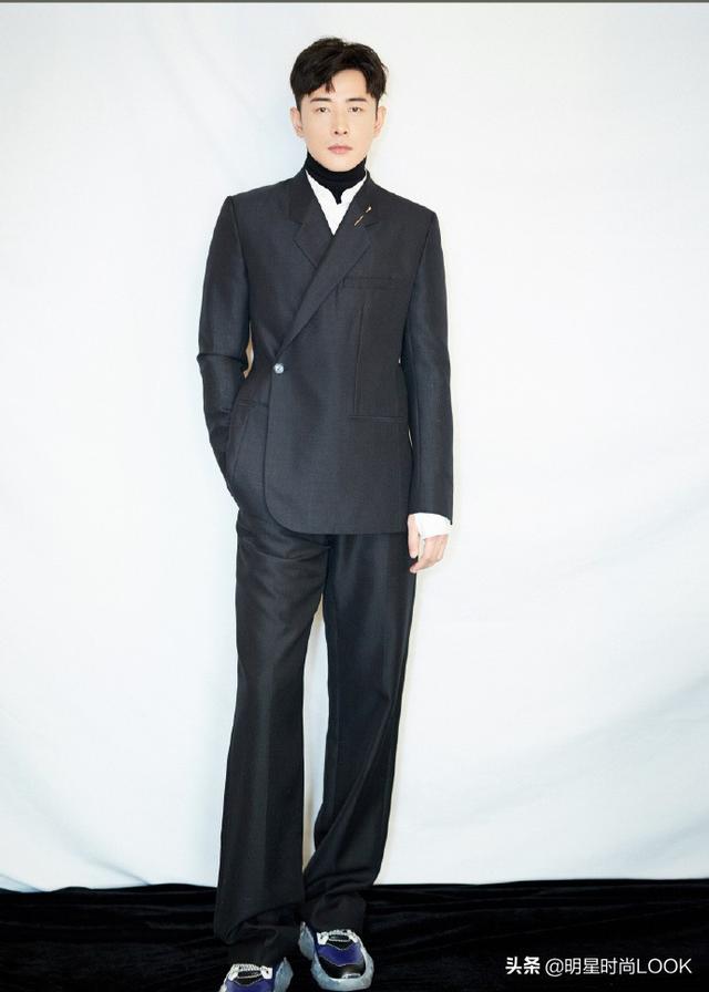 罗晋打破时尚"禁忌",黑色西装配球鞋竟很时髦,阔腿裤尽显高级