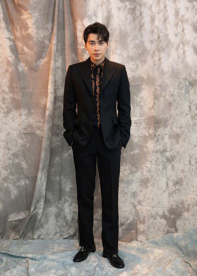 被李易峰惊艳到了,穿黑色皮鞋配卡其色大衣