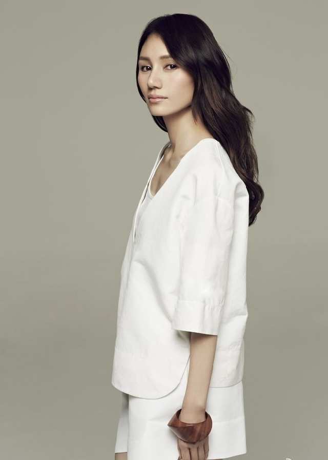 67袁泉还是最适合波波头发型搭配白色连衣裙清新脱俗少女感爆棚