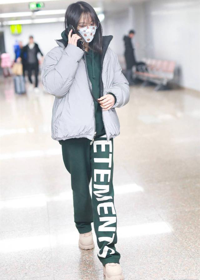 郑爽终于不再低调,穿一身绿暴走机场,运动裤都藏不住大长腿!