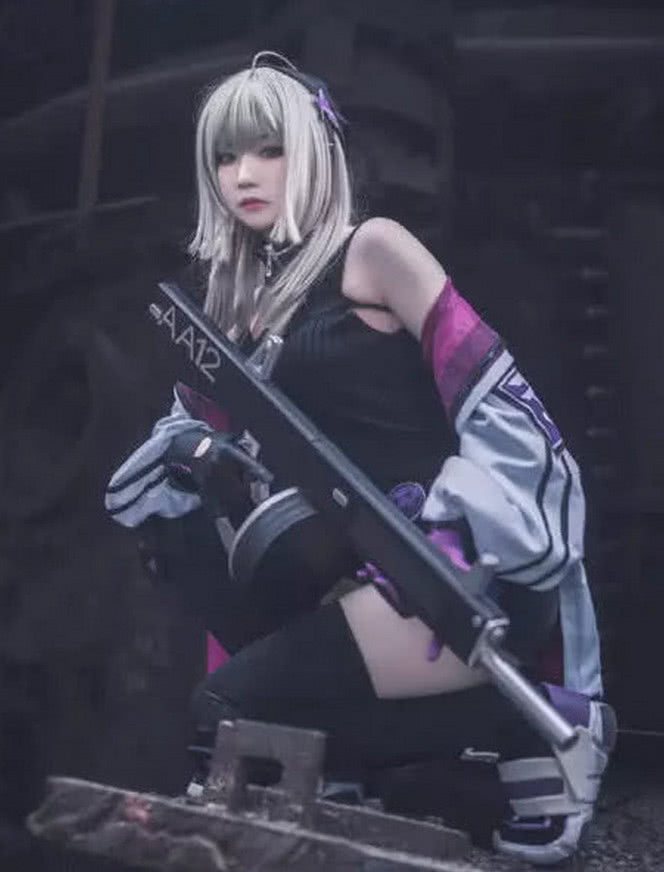 小姐姐cos少女前线神还原,手拿aa12帅炸,网友:组个队呗