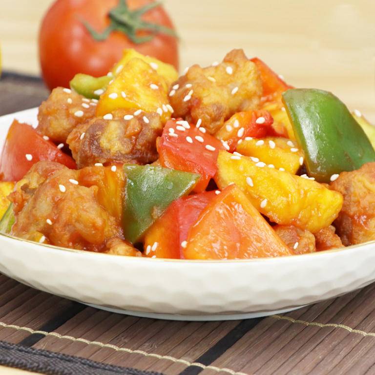 新鲜的菠萝,淋上秘制的番茄酱汁,酸甜开胃,色香味俱全