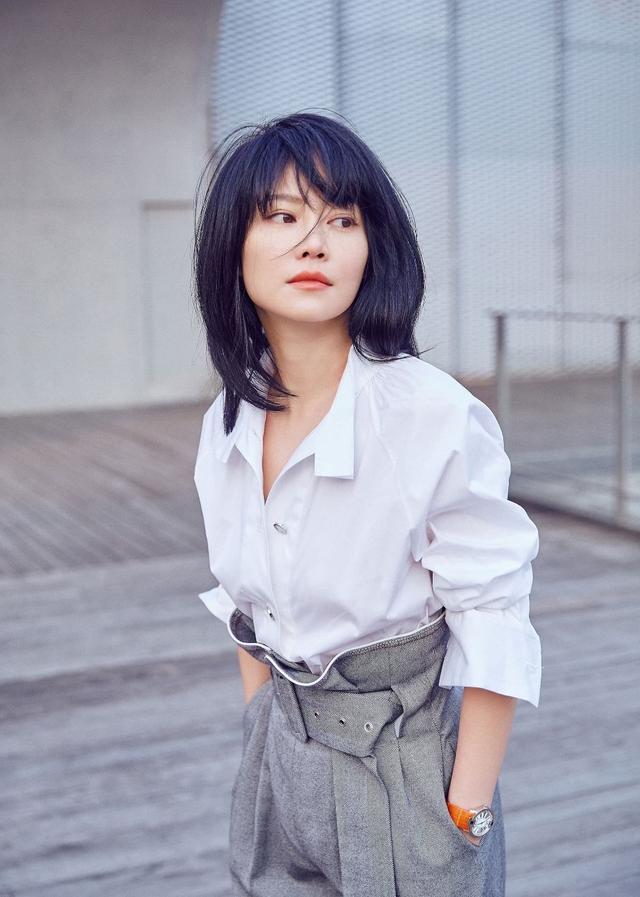 "高贵妃"厉害了,穿个睡衣就敢出门,这"狮子头"堪比范冰冰!