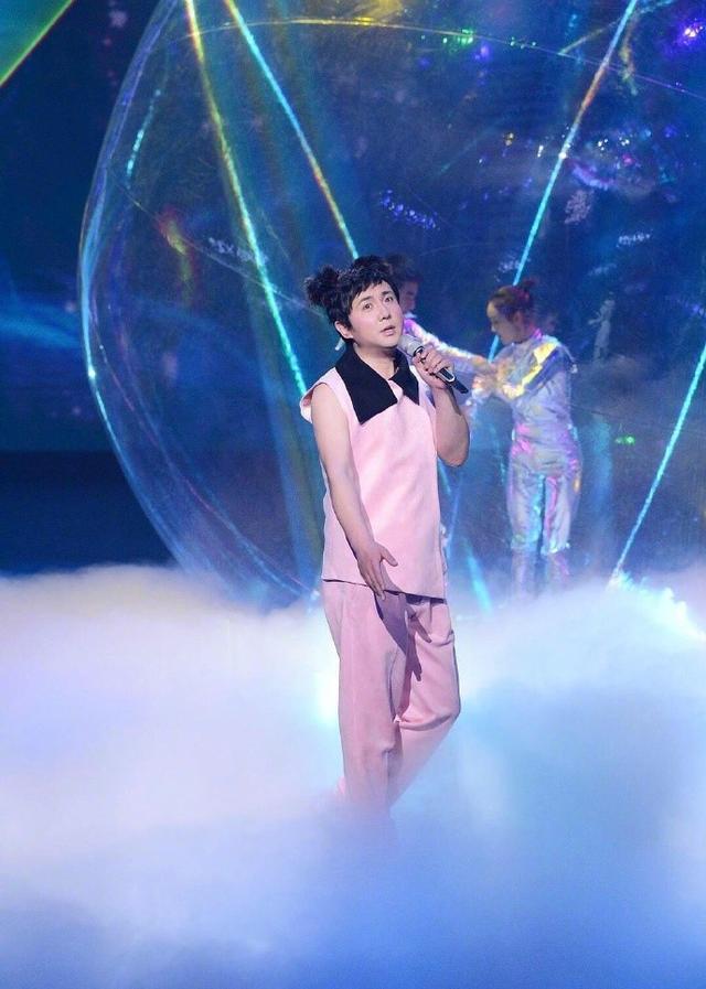 沈腾梳丸子头模仿王菲与那英合唱相约九八沈凌危机感来了