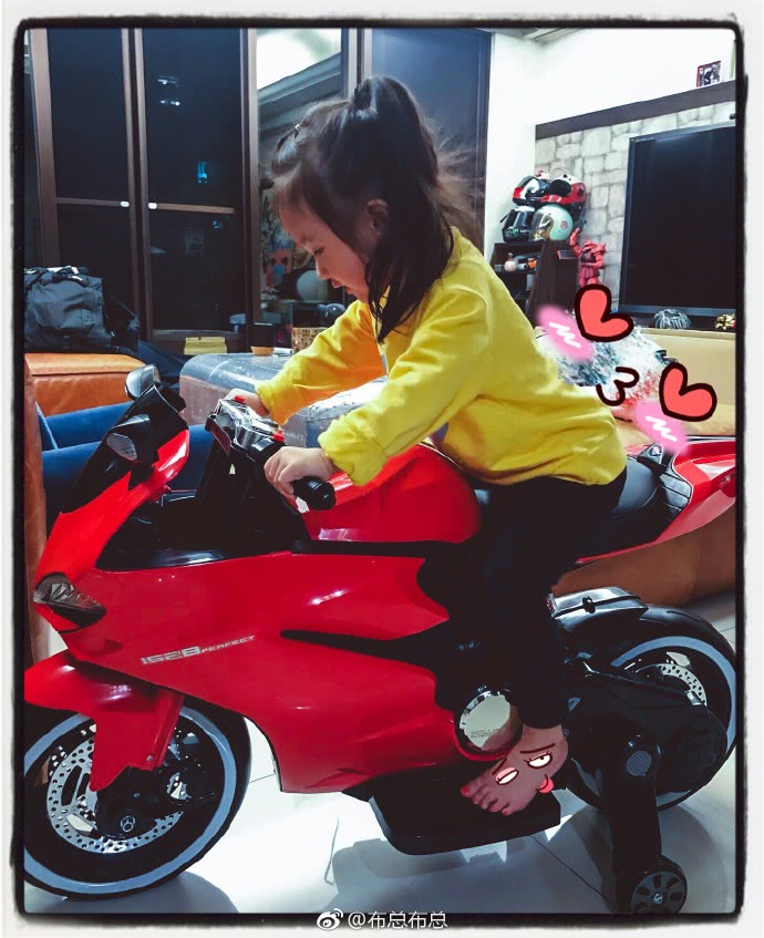 欧弟女儿尝试重机初体验,jo好勇敢,坐摩托车后面一点都不害怕