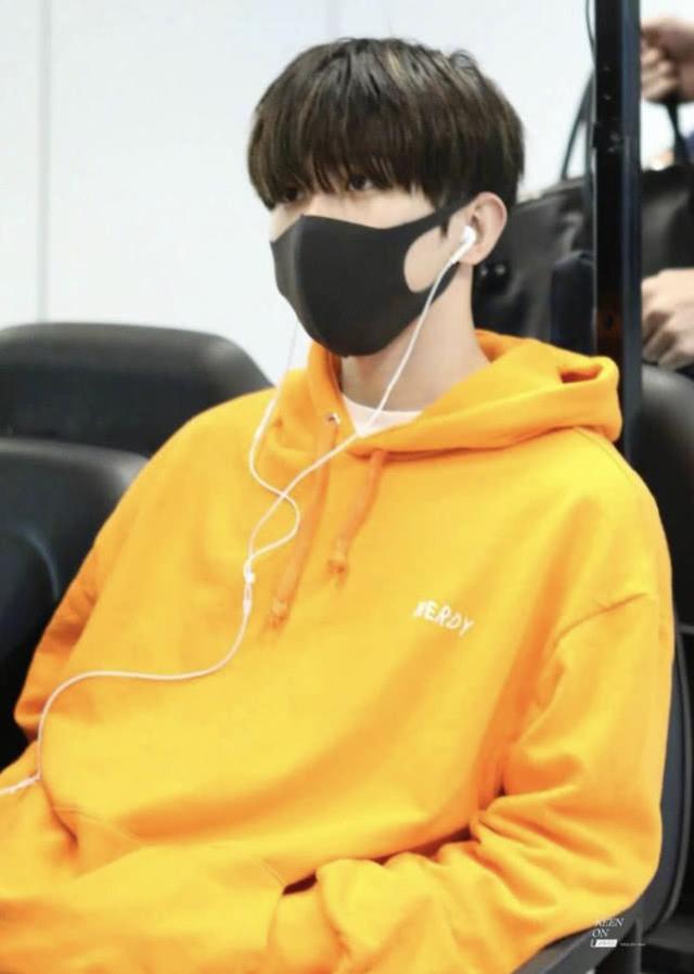 蔡徐坤穿衣风格大改,戴上渔夫帽好可爱,帅气出席造物节