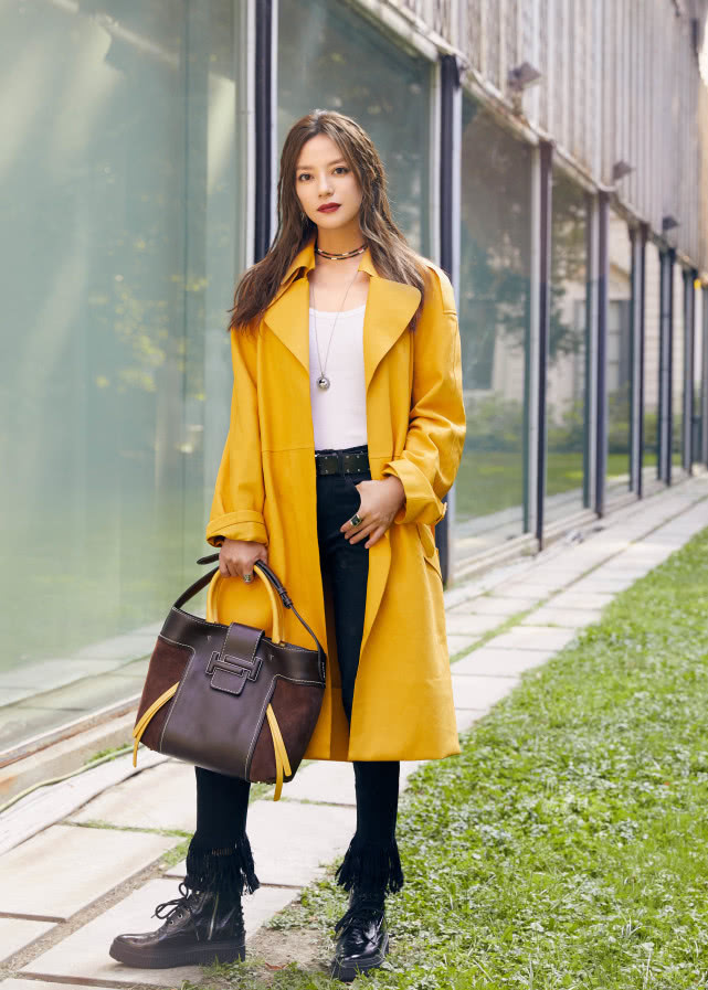 赵薇全新街拍曝光简洁明媚演绎秋季穿搭