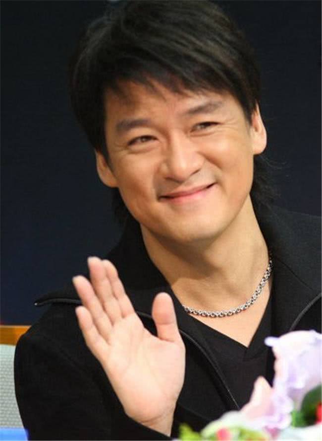 57岁周华健近照外国妻子很老混血儿子很帅气