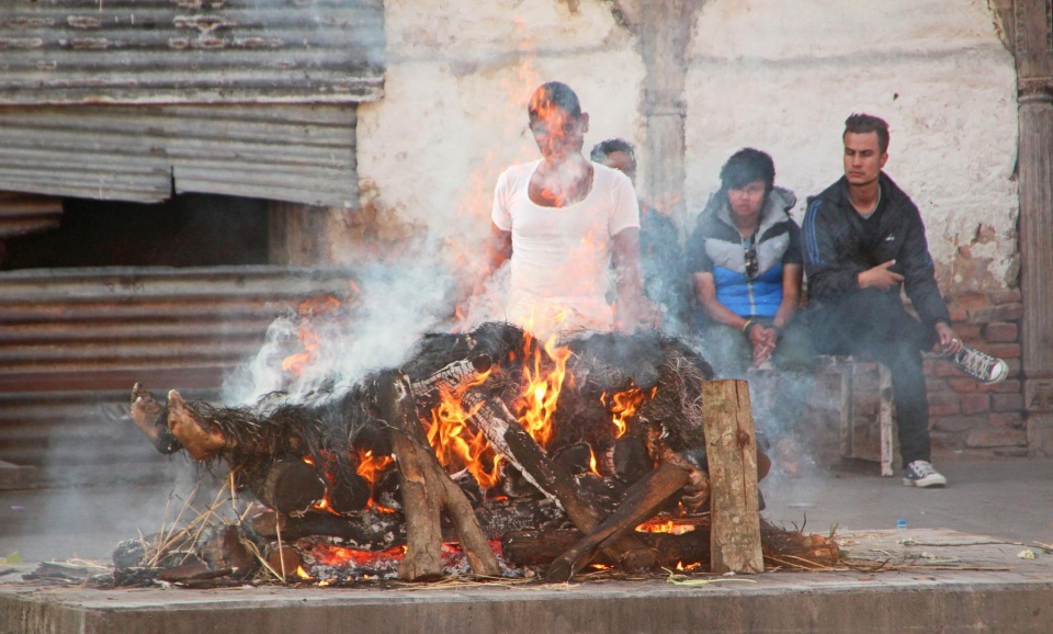 图一点美|加德满都圣河旁的烧尸人,印度教徒火葬仪式执行者