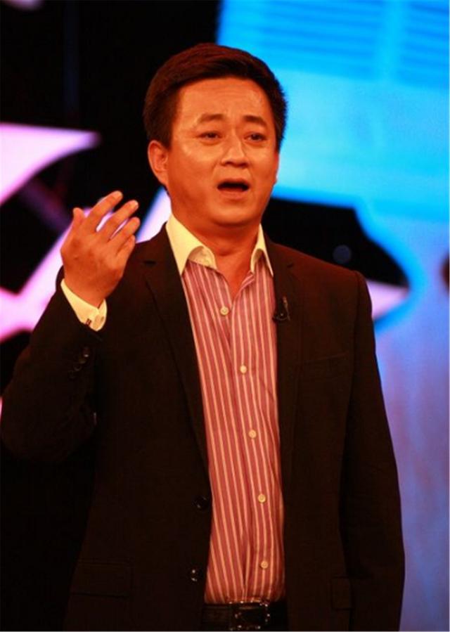 朱军近照曝光,身材发福面容憔悴,网友:老了不少!