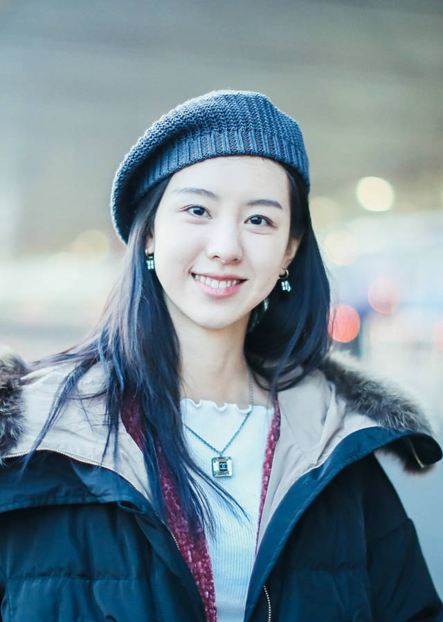 陈都灵素颜现身,才25岁就顶着两个大眼袋,网友:少女变阿姨了